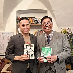 台灣作家陳思宏（左）12日訪問斯洛伐克首都布拉第斯拉瓦，舉辦演講與「鬼地方」捷文譯本簽書會，期間與駐斯洛伐克代表李南陽（右）合影。
（駐斯洛伐克代表處提供）
