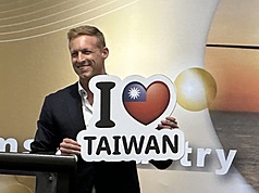美國無人機產業協會執行長羅賓斯，12日在XPONENTIAL 2026「國際無人載具系統展」台美業者媒合晚宴期間，持我愛台灣標語，獲得如雷掌聲。
