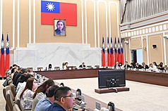 行政院副院長鄭麗君14日主持行政院消費者保護會第98次會議，為防止爛尾樓再現，會中拍板「預售屋買賣定型化契約應記載及不得記載事項」應記載事項第7點之1、第10點之1修正草案，強化履約保證，並要求內政部依法公告。（內政部提供）

