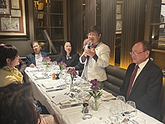 中華民國僑務委員會委員長徐佳青（站立者）走訪美歐多國，13日在巴黎出席僑宴。