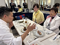 中華民國僑務委員會委員長徐佳青（右）走訪美歐多國，在巴(黎)期間，於駐法代表郝培芝(中)陪同下，拜訪來自台灣的艾里賽宮甜點主廚行倫邑（左）。