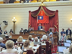美國羅德島州議院12日通過友台決議，會場高掛中華民國國旗，駐波士頓辦事處長廖朝宏在主席台上感謝州議員長期對台支持。
（駐波士頓辦事處提供）