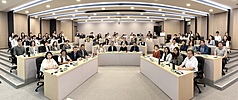 國發會透過兩階段意見徵詢會議，強化社會參與，降低淨零轉型對受影響群體帶來的不確定性與衝擊。