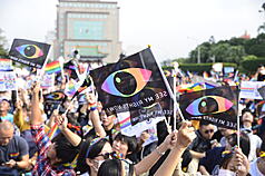 台灣允許同性婚姻將滿7週年，民團15日發布最新民調結果，顯示民眾對同性婚姻的支持度為54.3%，7年來成長12個百分點；跨國同婚的支持度為63%，7年來成長9個百分點。(彩虹平權大平台提供)
