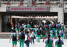 115年國中教育會考今天(16日)起登場。圖為15日下午考生前往查看考場。(中央社)