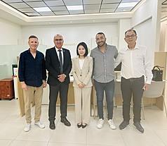 駐以色列代表李雅萍14日在以色列醫學協會主席哈蓋見證下，代表台灣政府宣布成為以色列凱普蘭醫學中心「特殊兒童發展醫療計畫」合作夥伴。圖為李雅萍（中）與凱普蘭醫學中心院長貝德（左2）及哈蓋（右1）合影。（駐以色列代表處提供）