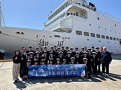 教育部實習船「御風輪」11日至13日首度航抵日本四國愛媛縣松山港，成為台灣實習船首次停靠日本四國地區。教育部技職司長楊玉惠（前排左1）與國立弓削商船高等專門學校師生合影。（駐大阪辦事處提供）