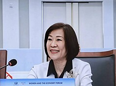 APEC婦女與經濟論壇（WEF）15日在中國上海舉行，經濟部次長江文若率團出席，並分享台灣今年推動的育嬰留停照顧彈性化制度。（行政院提供）