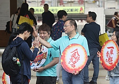 國中教育會考16日登場，共有18萬2千多人報名。台北一處考場內，師長們為進入考場的考生加油打氣。
