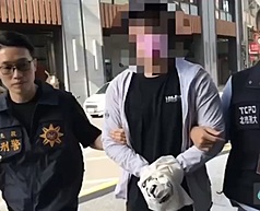 孫安佐在社群平台貼出在河堤旁測試自製噴火槍的影片，台北市北投警分局報請檢方指揮偵辦，16日拘提孫男等2人到案。（翻攝畫面）