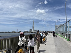 淡江大橋通車後首個週末，許多民眾把握好天氣騎腳踏車或步行上橋，沿途不時停下欣賞風景。