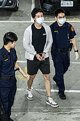 演員孫鵬兒子孫安佐（已改名孫健豪）（中）涉與陳姓男子在河堤旁測試自製噴火槍並張貼影片，遭士林地檢署搜索拘提。士林地方法院17日下午裁定羈押禁見。孫安佐在法警戒護下搭乘警備車。