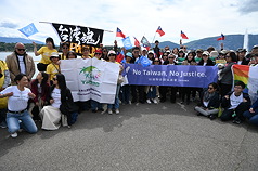 來自海內外各界的台灣民間團體、僑胞17日上午在日內瓦舉辦挺台參與世界衛生大會遊行，超過百人參
與。
