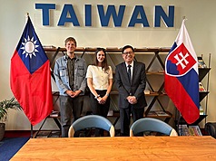 斯洛伐克藝術家巴蘭（Peter Baran，左）與胡奇柯娃（Valentina Huckova，中）近日拜會駐斯洛伐克代表李南陽（右），分享在台灣駐村創作經驗，雙方並就未來合作推動台斯文化交流交換意見。
（駐斯洛伐克代表處提供）