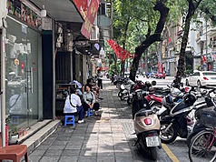 河內市容拉皮，還路於人，引起街頭文化、小攤生計與道路安全的討論。如今民眾皆緊貼店門而坐，不敢「逾越雷池」。