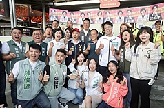 民進黨台北市長參選人沈伯洋（2排右3）、新北市長參選人蘇巧慧（2排左3）以及民進黨雙北議員參選人
19日前往台北市第一果菜批發市場拜票，比讚合影。