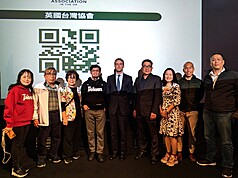 對中政策跨國議會聯盟（IPAC）共同創辦人暨執行董事裴倫德（右5）和正在歐洲訪問的國策顧問林凱民（右4）17日出席電影「大濛」在倫敦的放映會，與旅歐台僑合影。