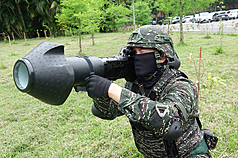 紅隼二型（室外型）由於火箭彈口徑加大為96公厘，所以外型明顯比前一代的紅隼火箭彈更大管。