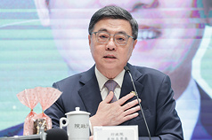 行政院長卓榮泰(圖)接受媒體專訪時表示，若要推動兒少版TISA必須修法，且一旦6歲至18歲要強制存半數津貼，政府將有相關保底設計。資料照片