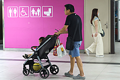 為全盤協助婚育家庭，行政院長卓榮泰19日表示，政府將推出0到18歲全程支持，也會把彈性育嬰假升級為育兒假適用年齡拉至6歲。圖為台北市中正區家長帶幼兒外出。