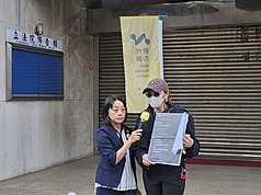 高雄(二余)姓員警涉逞職務之便非法拍攝報案女性身體隱私，時代力量黨主席王婉諭（左）陪同受害女子Y女（化名）（右）出面說明案情。Y女指案件雖不起訴，但是警方官官相護，未第一時間扣留手機助其滅證的結果，已透過律師聲請再議。
