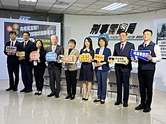 內政部警政署刑事局19日舉行「向毒駕宣戰」記者會，由內政部長劉世芳（中）主持，警政署長張榮興
（左4）、刑事局長邱紹洲（左2）等人共同出席。