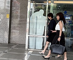 陸配徐春鶯與友人羅穎涉以商務交流名義，掩護中國統戰幹部孫憲到台灣遭起訴。台灣新北地方法院19日開庭，傳喚羅穎(左)出庭作證。