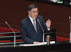 行政院長卓榮泰19日下午列席立法院會報告軍購特別預算案，針對台中市長盧秀燕向總統賴清德建議包括刪除台獨黨綱等議題，回應立委質詢。