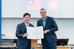 外交部長林佳龍（左）19日應邀赴瑞士伯恩大學「世界貿易研究院」（WTI）參訪。（外交部提供）