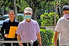 桃園地方法院19日開庭審理前桃園市長鄭文燦涉貪案，75歲被告廖俊松（中）以證人身分出庭，接受檢辯詰問。