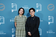 來自台灣的長篇小說「臺灣漫遊錄」作者楊双子（右）與英文版譯者金翎（左）19日在倫敦出席國際文學大獎「布克國際獎」頒獎典禮，並在紅毯上接受中央社採訪。