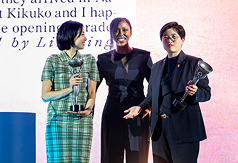 台灣作家楊双子（右）創作、譯者金翎（左）翻譯為英文的長篇小說「臺灣漫遊錄」19日在倫敦奪得國
際文學大獎「布克國際獎」。評審團主席娜塔莎布朗（中）表示，「臺灣漫遊錄」是一部令人著迷、充滿巧思的小說。（布克獎基金會提供）