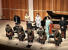 NSO國家交響樂團室內樂（後排）、鋼琴家嚴俊傑（後排中）及TBT泰武古謠傳唱（前排）在紐約考夫曼音樂中心演出，獲得如雷掌聲。