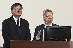 立法院經濟委員會20日審查115年度中央政府總預算案附屬單位預算營業部分，經濟部長龔明鑫（右）列席備詢，左為台電董事長曾文生。
