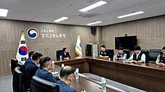 韓國三星電子勞資協商20日接近中午宣布再度破局，工會預計21日起展開罷工。為阻止罷工危機，僱傭勞動部長金榮訓20日下午親自擔任斡旋者，雙方再度展開協商，盼在最後關頭促成勞資對話並推動達成協議。
（韓國僱傭勞動部提供）