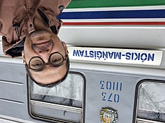 法國費加洛報記者德賈傑規劃壯遊，從巴黎搭火車遠赴亞洲，終點定在台灣。圖為他與一列從哈薩克阿
克套（Aktau）前往烏茲別克紐古斯（Nukus）的火車。（德賈傑提供）