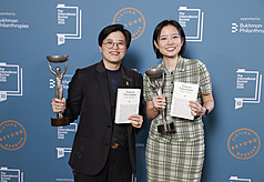 台灣作家楊双子（左）和譯者金翎（右）19日憑長篇小說「臺灣漫遊錄」獲頒國際文學大獎「國際布克
獎」。（布克獎基金會提供）