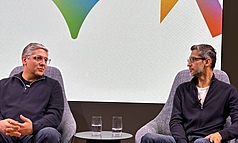 Google執行長皮查伊（右）與Google DeepMind技術長武庫格魯回應方向願景、技術創新相關提問。