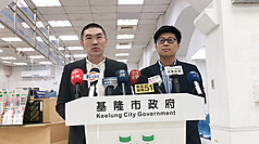 基隆市長謝國樑（左）與基隆市政府秘書長謝孝昆
（右）21日表示，將加強巡查基隆港船舶纜線懸掛防鼠盾，如果未依規定懸掛，將積極處理或建請中央開罰。