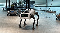 韓國致力發展AI產業，其中由新創公司Maum AI開發的四足步行機器人Jindo Bot，可用於巡邏、設備檢查等功能，也可應用在災難現場與國防領域。
