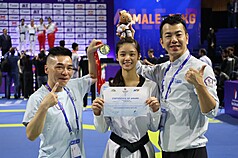被譽為「跆拳道甜心」的17歲小將王婕菱(中)21日勇奪2026亞洲跆拳道錦標賽女子46公斤級金牌，指導教練朱建安(左)賽後直呼超級感動，對打代表隊總教練蘇泰源(右)也相當開心王婕菱替團隊帶來好的開始。(教練蘇泰源提供)