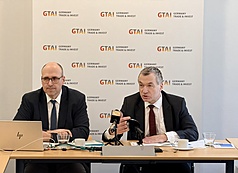 德國聯邦外貿與投資署21日在柏林舉行2025年外國直接投資（FDI）報告發布會，該署投資促進部部長哈蒂格（右）指出，台灣是德國是否能成功建立本土半導體價值鏈關鍵。