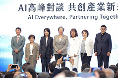 ED
蘇姿丰出席天下雜誌45週年AI論壇（3）
天下雜誌45週年旗艦論壇「AI高峰對談 共創產業新未
來」22日上午於台北舉行，超微執行長蘇姿丰（左
4）出席與緯穎董事長洪麗(宓冉)（左2）、SEMI國際
半導體產業協會全球行銷長暨台灣區總裁曹世綸（右
1）、玉山銀行董事長黃男州（左1）等人一同合影留
念。
中央社記者翁睿坤攝　115年5月22日