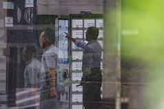 主計總處22日公布4月失業率為3.3%，月減0.04個百分點，終止連續2個月走揚，轉呈下跌。圖為台北市內湖區上班族中午休息時間，透過機台選擇餐點。