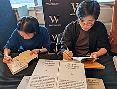 台灣作家楊双子（右）和譯者金翎（左）勇奪國際文學大獎2026年「國際布克獎」，21日晚間在倫敦出席獲獎後首場公開活動，為粉絲簽書，書店也將販售「臺灣漫遊錄」作家與譯者簽名版。