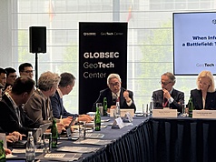 中東歐智庫「全球安全論壇」（GLOBSEC）21日至23日於捷克首都布拉格登場。國防部副部長徐斯儉（右3）22日出席GLOBSEC「當基礎建設成為戰場：基礎建設戰爭時代」座談會時，分享台灣面對威脅時的韌性與應變能力。