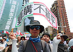台灣公民陣線、台灣經濟民主連合等民團23日在台北舉行「真和平，要國防」遊行。