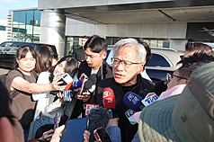 輝達執行長黃仁勳（右黑衣者）23日下午搭乘私人專
機抵台，在松山機場商務中心外接受媒體聯訪。