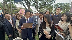 2026總統府音樂會23日在屏東登場，中華文化總會「Fountain新活水」雜誌特別推出民主補課學習單，總統賴清德（前右3）現場幫屏東大學學生改起學習單，發現考題難易度不低，笑稱「很細節」。（Fountain新活水提供）