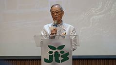 印尼雅加達台灣學校23日舉辦35週年校慶，創校時期參與籌設的駐印尼代表處前代表鄭文華(圖)受邀出席並致詞，回顧當年凝聚台商資源從無到有開創海外台校的歷程。